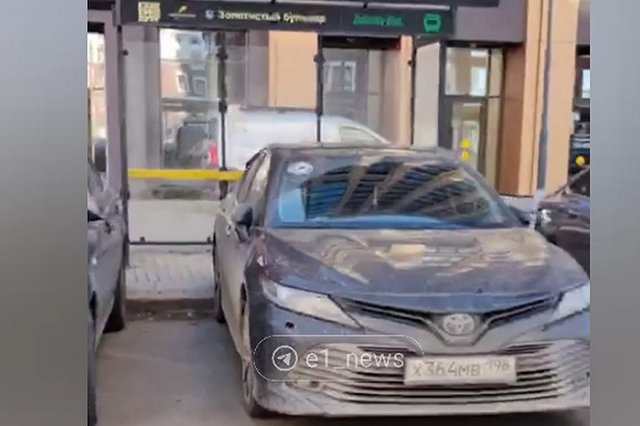 Екатеринбургские автохамы превратили в парковку автобусную остановку