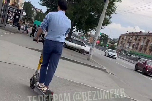 В Екатеринбурге самокатчик напал на женщин с детьми из-за сделанного замечания