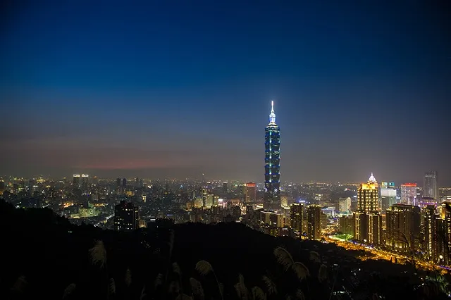 В результате взрыва на Тайване пострадали более 100 человек