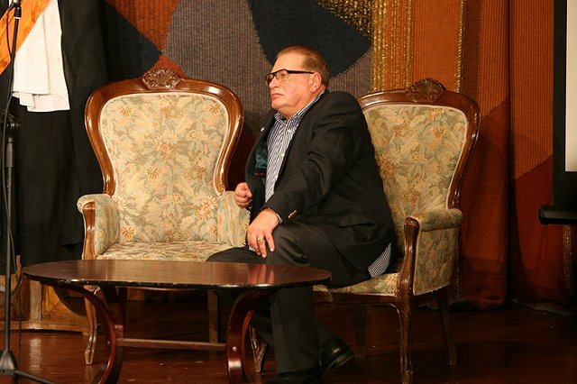 Валентин Смирнитский откроет скульптуру Портоса в «Пассаже»