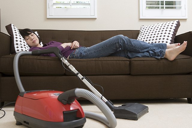 Москвич продал на «Авито» диван отца, в котором тот хранил свои сбережения