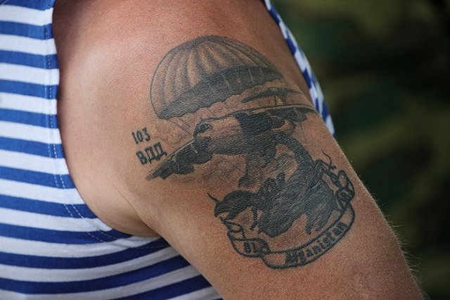 Алтайский депутат предложил убирать мусор за десантниками тем, кто «не служил в армии»