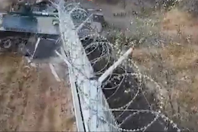 Пьяные солдаты на БМП протаранили забор аэропорта в Волгограде