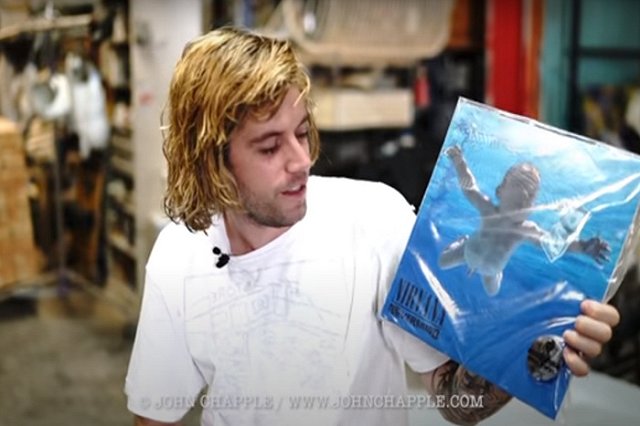 Мальчик с легендарной обложки альбома Nirvana подал иск о детской порнографии