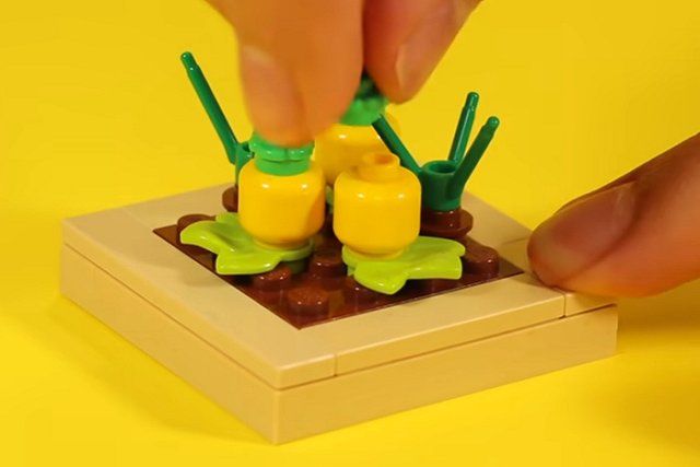 LEGO Зеленского с коктейлем Молотова выпустил частный ритейлер