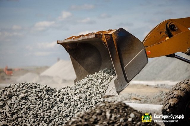 Мэр Екатеринбурга посетил стройплощадку школы, на которую жаловались жители