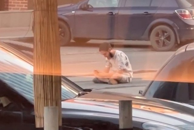 В центре Екатеринбурга странный парень сел на трамвайные пути