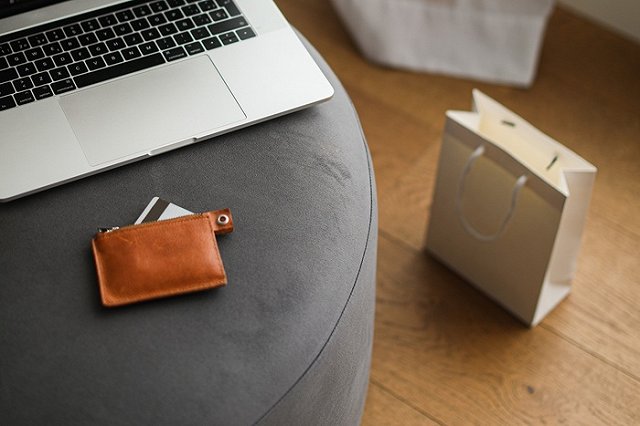 Екатеринбуржцу выдали банковскую карту с долгом в 42 миллиона рублей