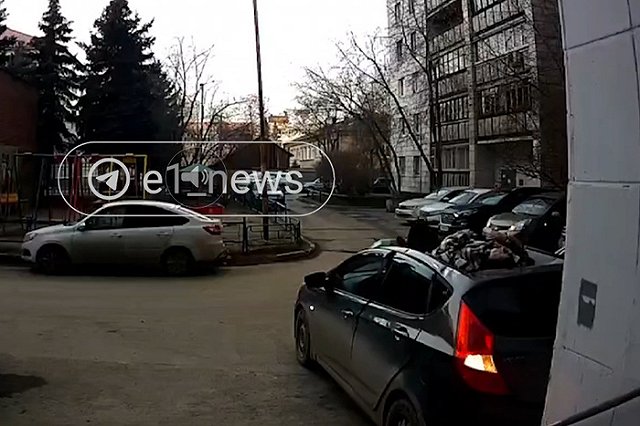 В Екатеринбурге бабушка упала с высоты и проломила чужую машину