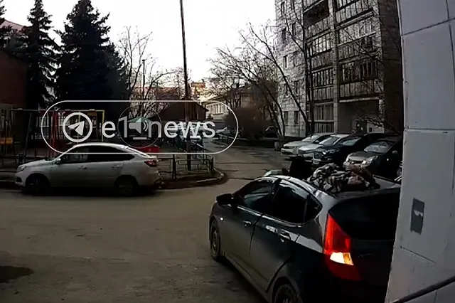 В Екатеринбурге бабушка упала с высоты и проломила чужую машину