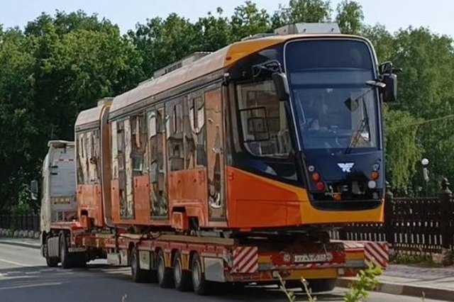 Это нам? В Екатеринбург привезли первый в России пятисекционный трамвай