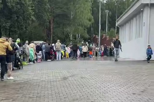 Сотни свердловчан выстроились в огромную очередь под проливным дождём
