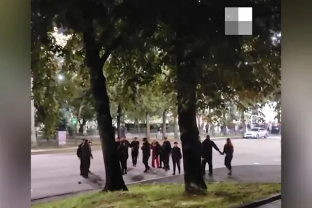 Подростки устроили массовую драку со взрослыми в центре Екатеринбурга