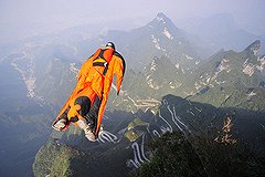 В Китае погиб венгерский парашютист