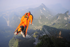 В Китае погиб венгерский парашютист