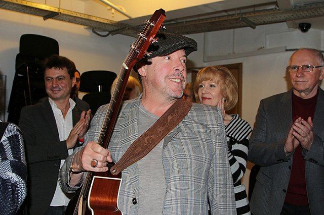 Полпред Холманских назвал клеветой обвинение Макаревича в срыве концерта