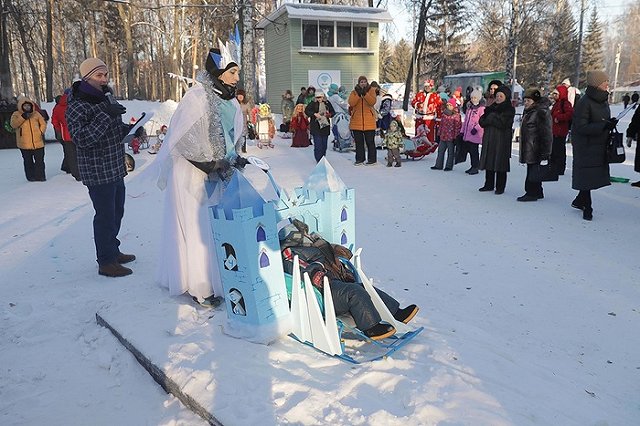 Первый Парад санок прошел в Екатеринбурге