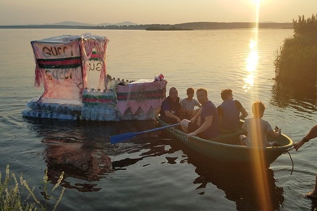 Спасатели сняли подростков с яхты из пластиковых бутылок и пенопласта