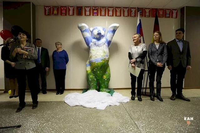 В екатеринбургской гимназии установили берлинского мишку