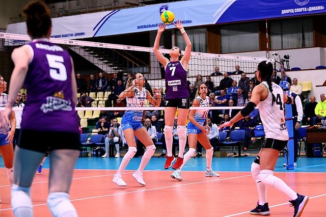 «Уралочка» с поражения начала турнир чемпионов