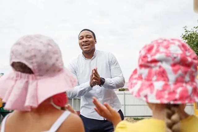 В челябинский детский сад поступил на работу чернокожий воспитатель