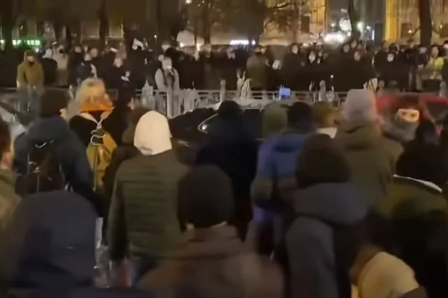 Tik-Tok блогер Лакеев арестован за нападение на машину ФСБ в Москве