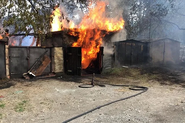 На Энергостроителей тушат пожар. Очевидцы спасают чужие машины