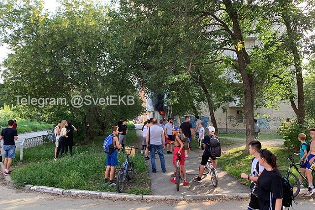 «Очевидцы вытащили обгоревшего мужчину на улицу»: в Екатеринбурге произошёл взрыв газа в жилом доме