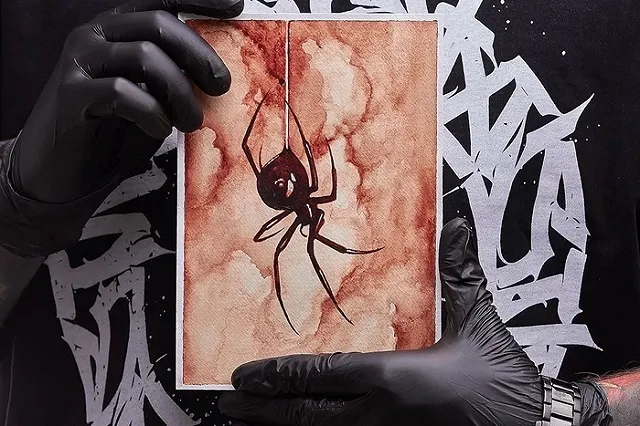 Екатеринбургский художник начал рисовать картины человеческой кровью