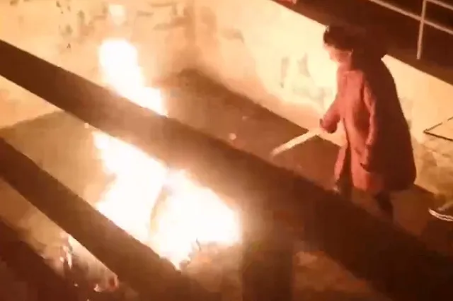 Женщина разожгла огромный костёр в переходе у «Карнавала» «по просьбе Путина»