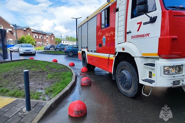 В Екатеринбурге строитель тушил пожар через дверной глазок, спасая мать с ребенком