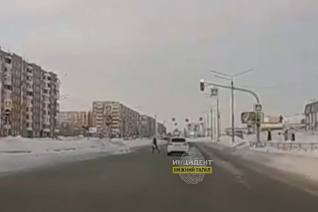 В Нижнем Тагиле автохам проехал на красный по «зебре», пока по ней переходил пешеход