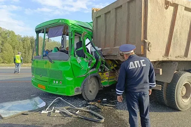 Автобус «ПАЗ» столкнулся с самосвалом под Богдановичем, грубо нарушив правила