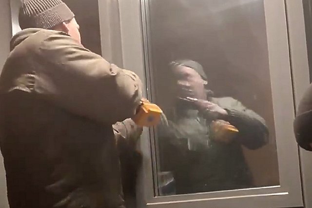 Жильцам многоквартирного дома в Екатеринбурге запретили проветривать подъезд от токсичного запаха