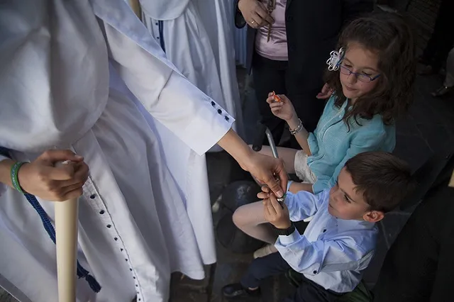 Французские пограничники сочли унизительной раздачу детям конфет