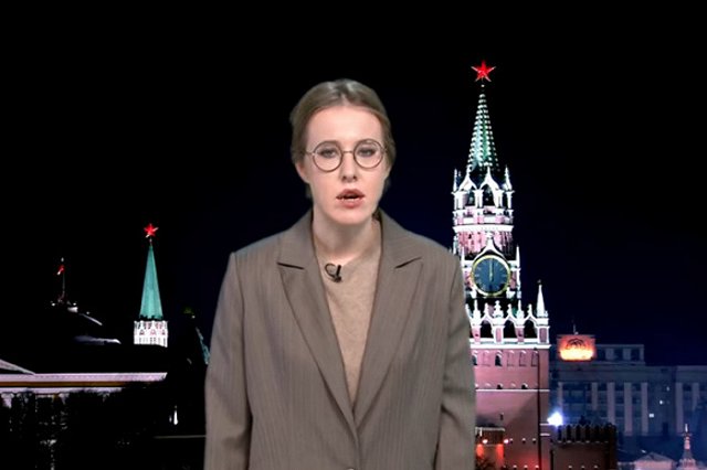 Кандидат в президенты Собчак устроила танцы у входа в церковь