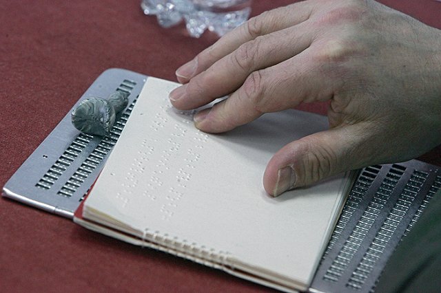 Перевозчик: «Ты шрифт Брайля видишь? Нет? А он есть»