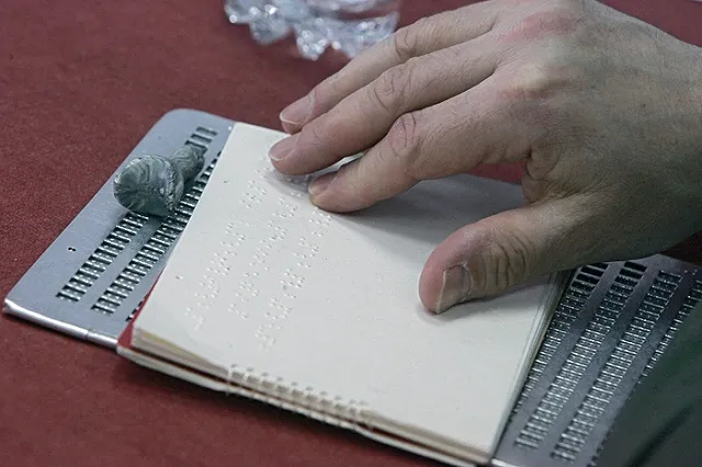 Перевозчик: «Ты шрифт Брайля видишь? Нет? А он есть»