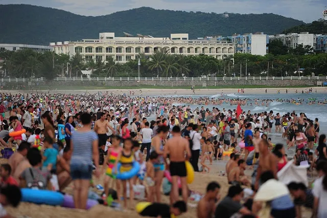 Россиянин стал «лучшим туристом» китайского курорта за спасение утопающего