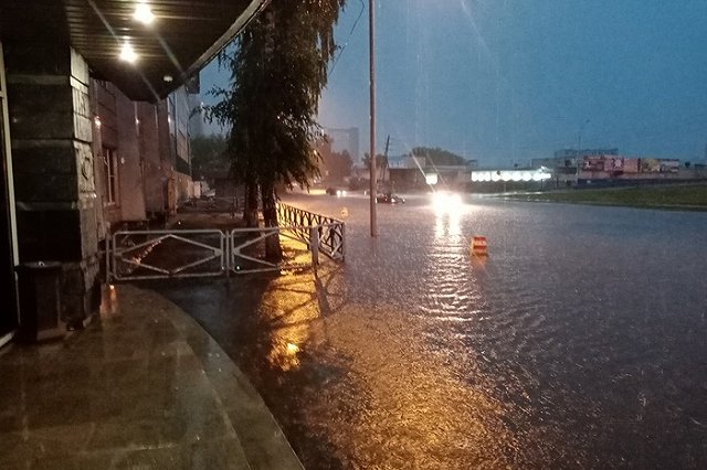 Улицы затопило, самолеты задержаны: город не справился с ураганом