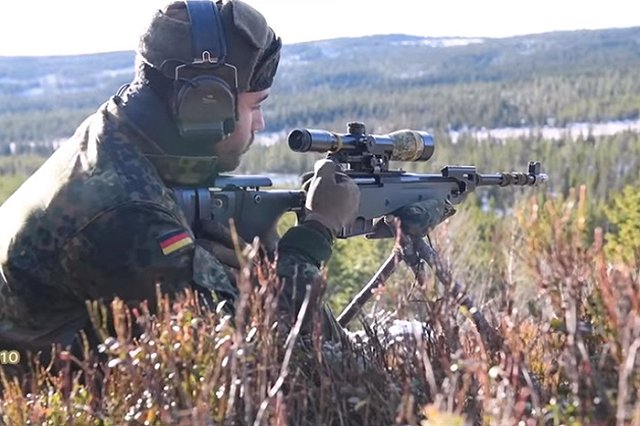 В НАТО решили лишить аккредитации половину российских дипломатов