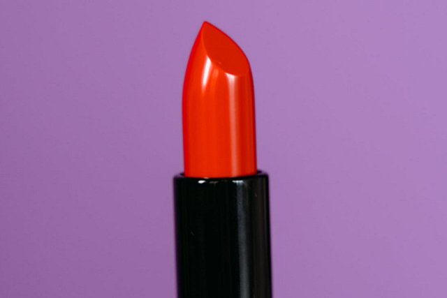 Avon задумалась о переносе производства из РФ в Польшу