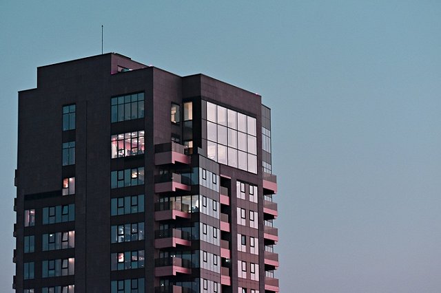 На Урале мужчина выбросил подругу жены из окна десятиэтажки