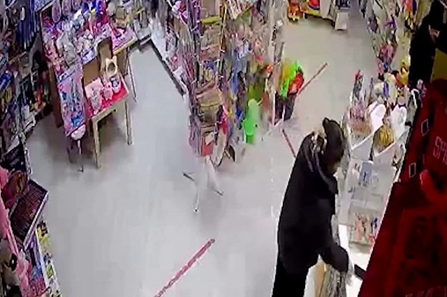 На Широкой Речке цыганка украла смартфон у продавщицы магазина игрушек