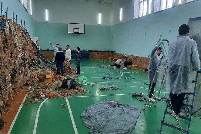 Школьники из Сысертского района после уроков плетут маскировочную сеть для фронта