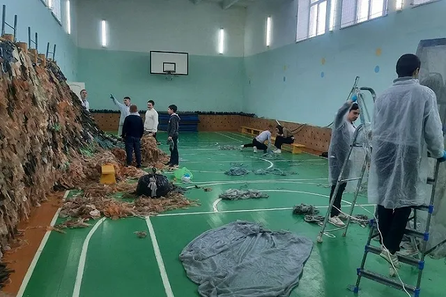 Школьники из Сысертского района после уроков плетут маскировочную сеть для фронта