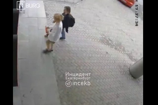 В Екатеринбурге прохожий напал на юношу с длинными волосами