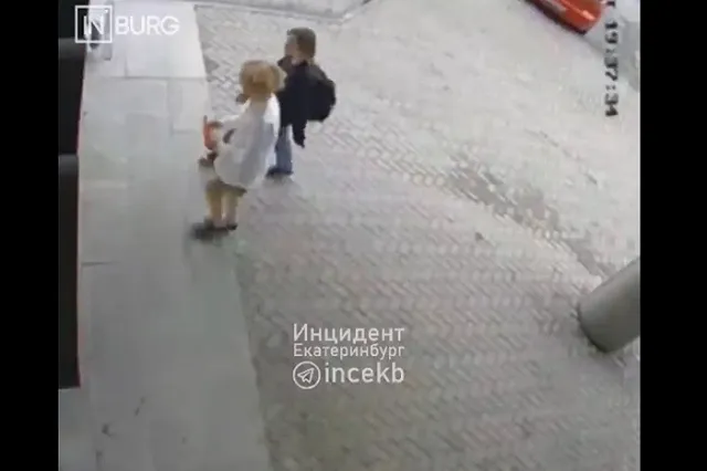 В Екатеринбурге прохожий напал на юношу с длинными волосами