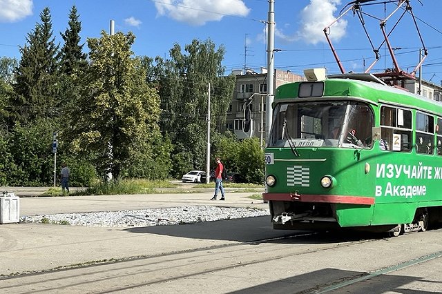 В трамвае, который едет в Академический, завёлся извращенец