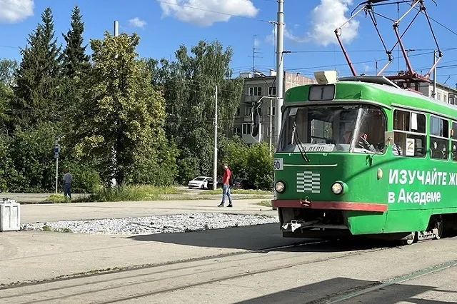 В трамвае, который едет в Академический, завёлся извращенец